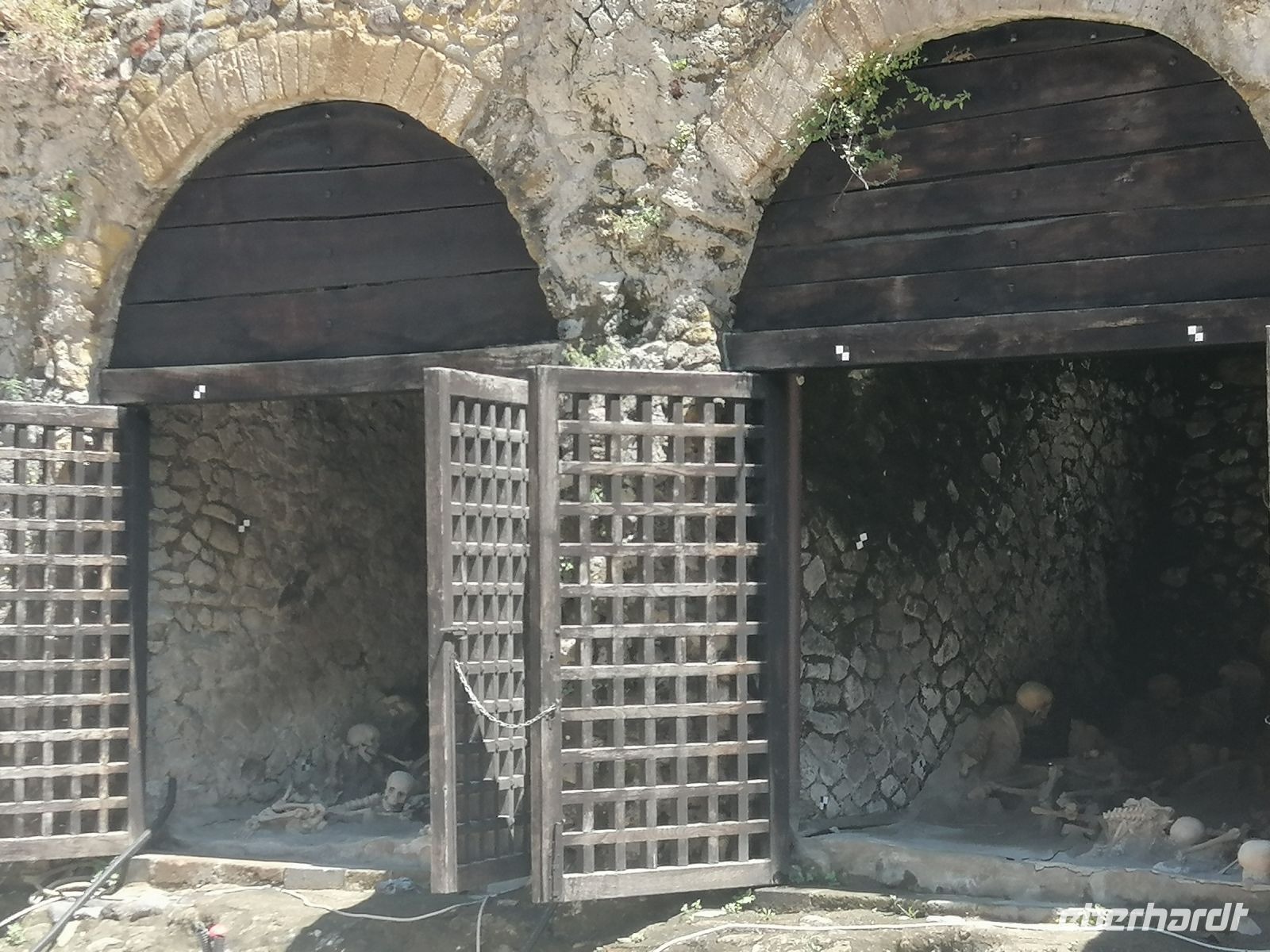 Die Tore der Bootshäuser mit Skeletten 