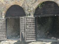 Die Tore der Bootshäuser mit Skeletten 