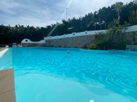 Der riesige Hotelpool