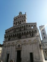 Prachtvolle Marmorfassade der Kirche San Michele in Lucca