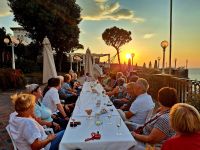 Sorrent Begrüßungs-Prosecco auf der Hotelterrasse im Sonnenuntergang