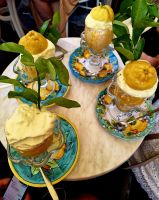 Amalfi Spezialität Zitroneneis in Zitrone serviert