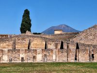 Pompeij Teatro mit Blick zum Vesuv