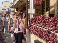 Claudia unsere Reiseleiterin mit den berühmten Zwiebeln von Tropea