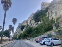 Die Häuser in Tropea stehen teils auf hohem Felsen…