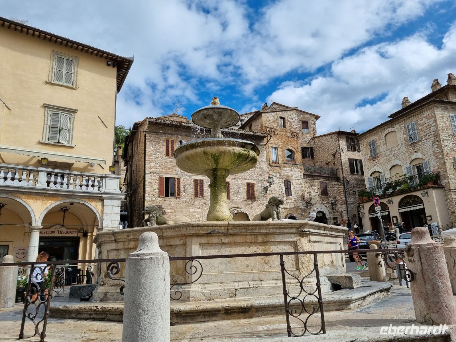 Assisi - Piazza del Comune (Historischer Brunnen mit drei Löwen)
