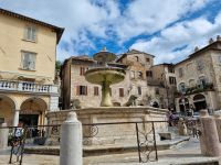 Assisi - Piazza del Comune (Historischer Brunnen mit drei Löwen)