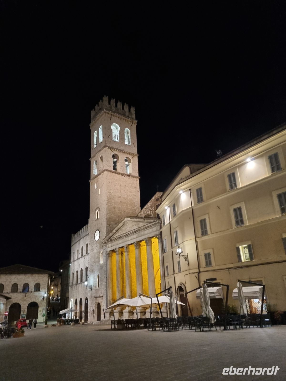 Assisi - Piazza del Comune am Abend...