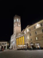 Assisi - Piazza del Comune am Abend...
