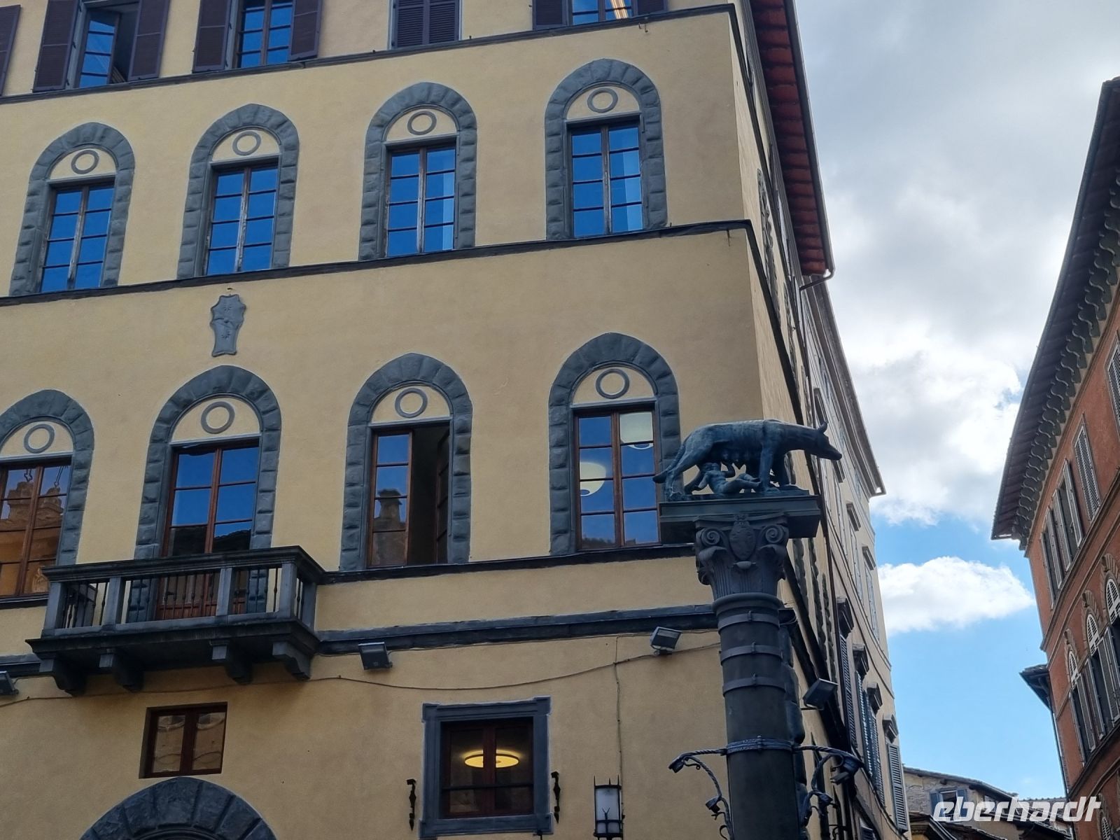 Siena - Piazza Tolomei (Romulus und Remus-Statue)