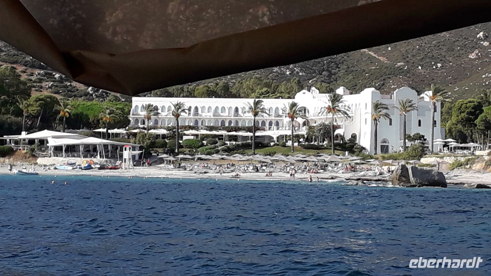 Ein Hotel vom Boot aus fotografiert