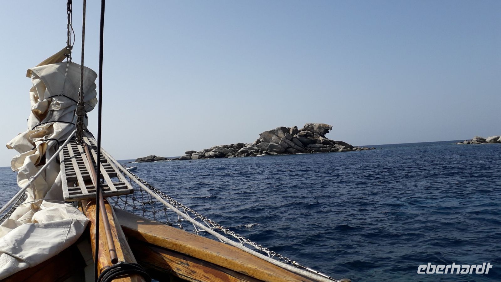 Der Hexenfelsen vom Boot aus fotografiert