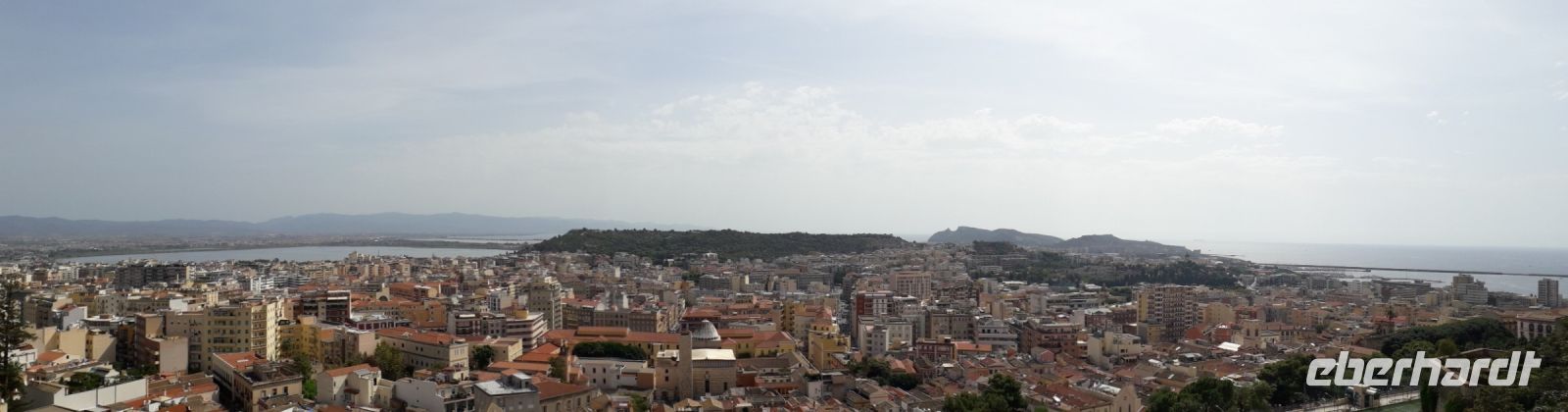 Der Blick von der Altstadt auf Cagliari