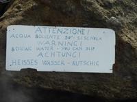 Schild in der Sorgeto Bucht-heißeste Quelle Ischias
