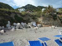 Fumarole am Maronti-Strand