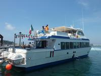 die kleine Fähre zwischen Ischia und Procida