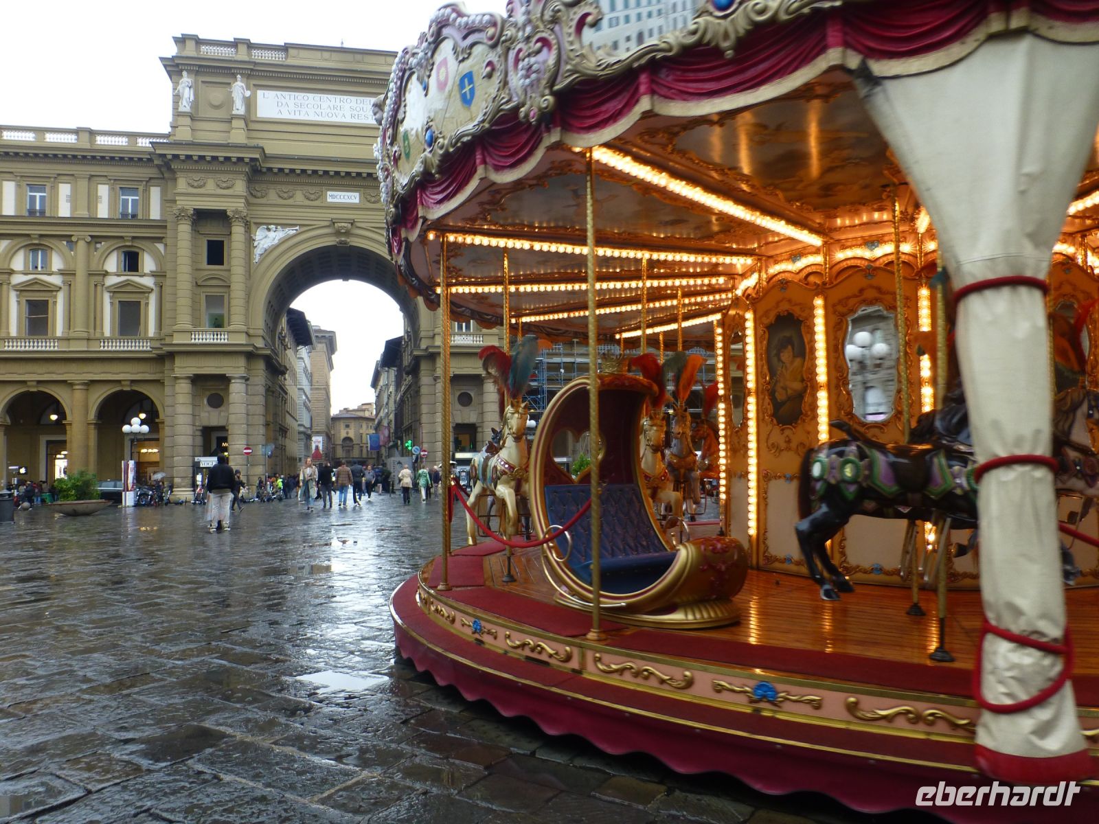 Das Pferdekarussell auf der Piazza della Repubblica Firenze leuchtet an diesem Tag durch den Regen.