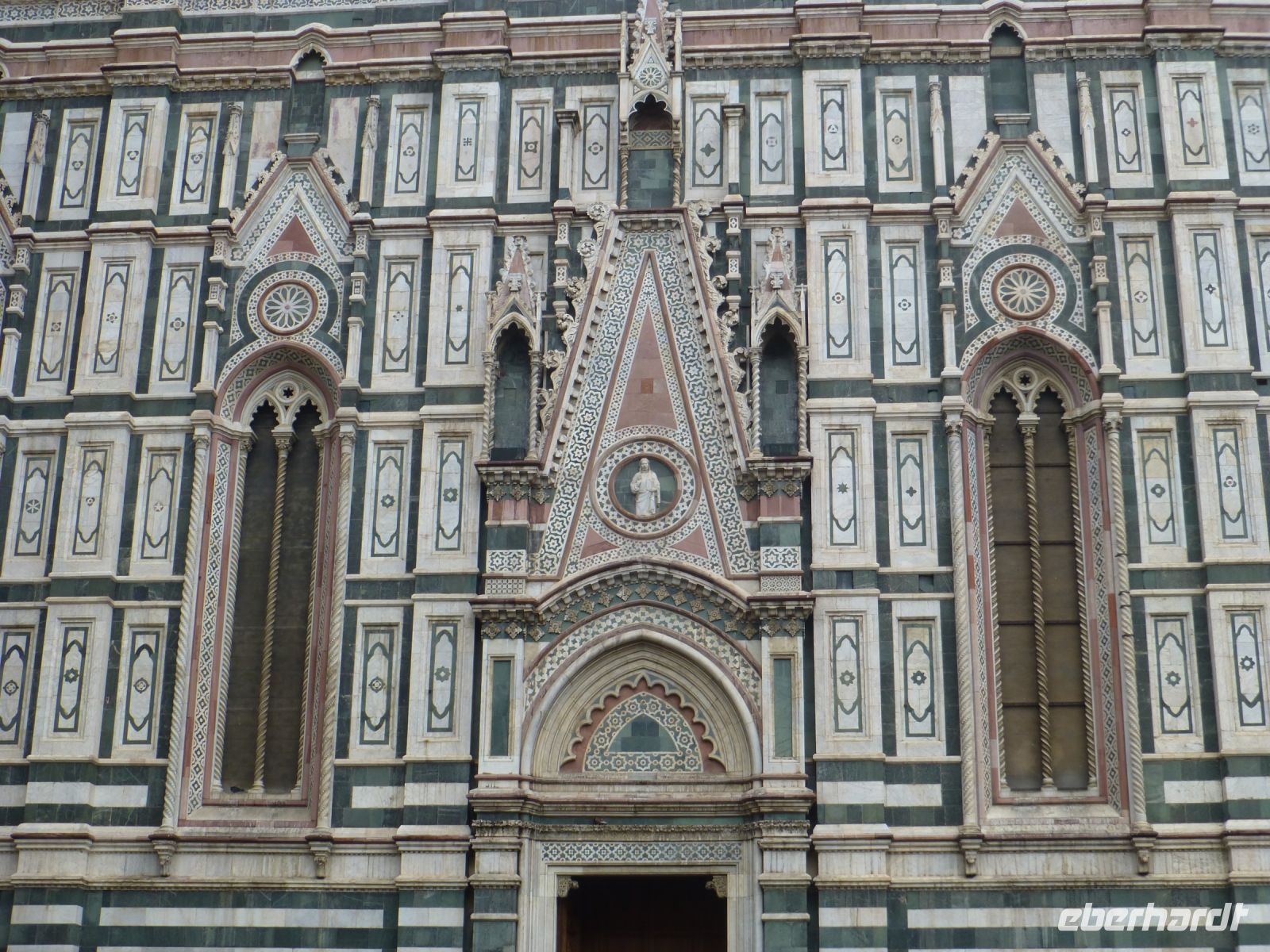 Der Dom mit seiner vielfarbigen Marmorverkleidung sieht wie eine große Hochzeitstorte aus. 