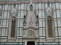 Der Dom mit seiner vielfarbigen Marmorverkleidung sieht wie eine große Hochzeitstorte aus. 