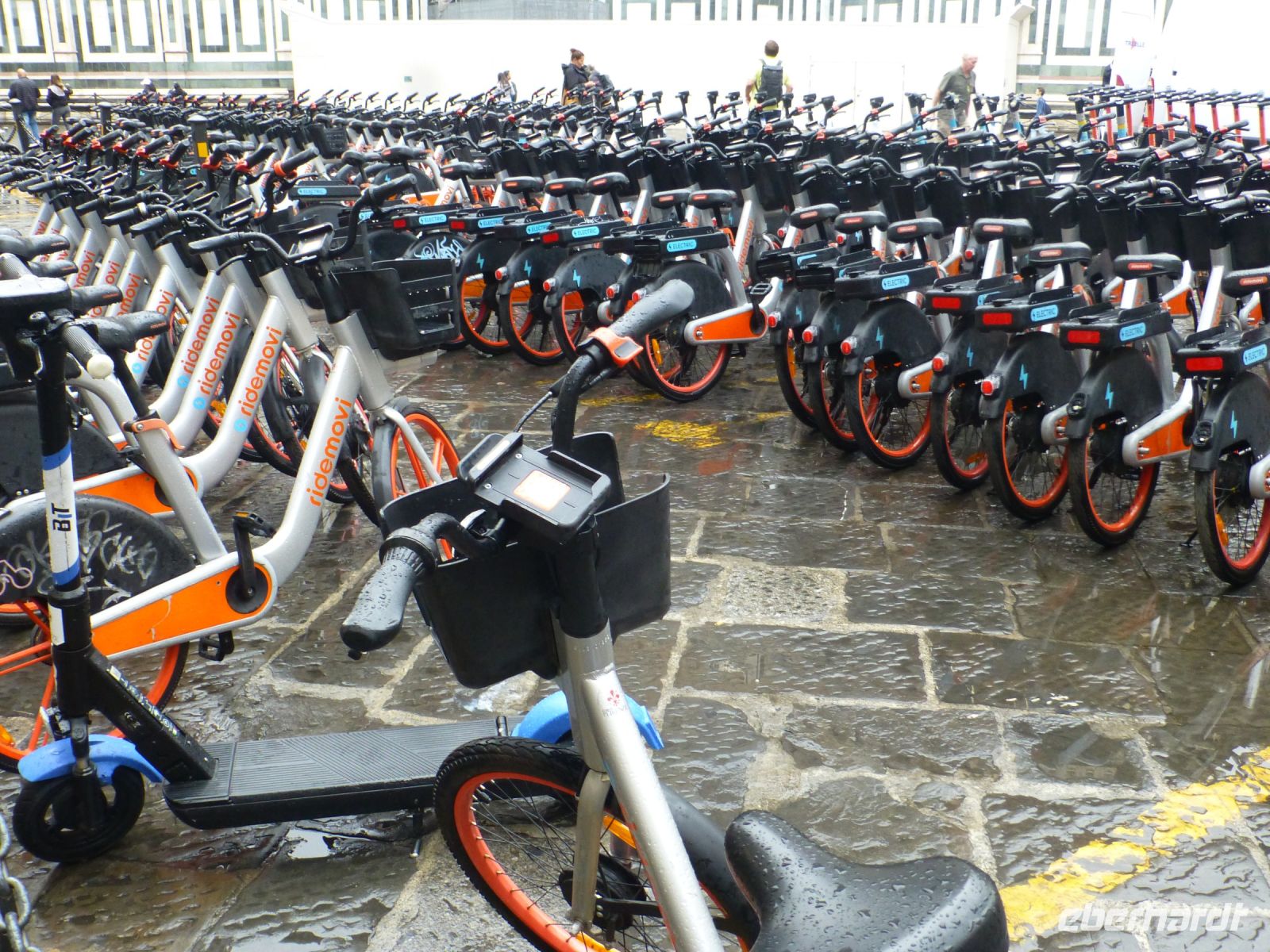 Die Florentiner sind große Fahrradfahrer. Wo früher die Reisebusse standen, warten heute Leihräder auf Kundschaft.
