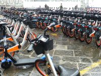 Die Florentiner sind große Fahrradfahrer. Wo früher die Reisebusse standen, warten heute Leihräder auf Kundschaft.