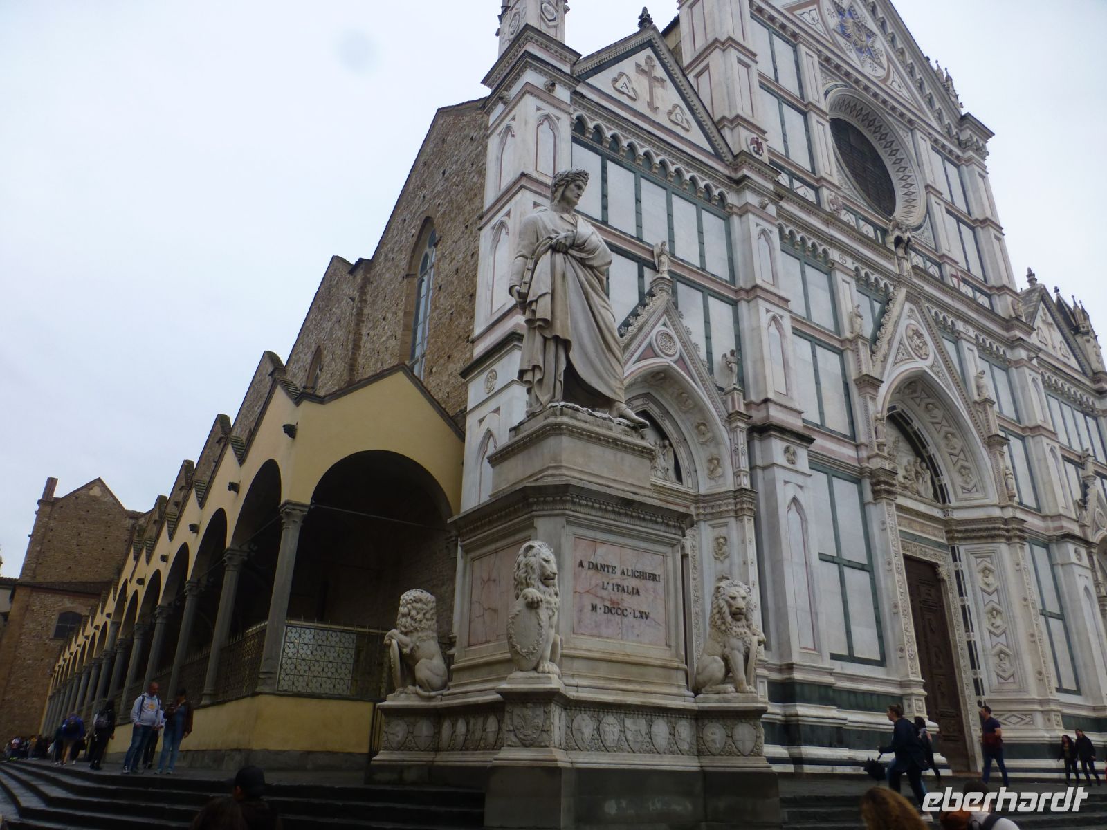 Der Nationalschriftsteller Dante ist in der dahinterliegenden Kirche Santa Croce begraben. 