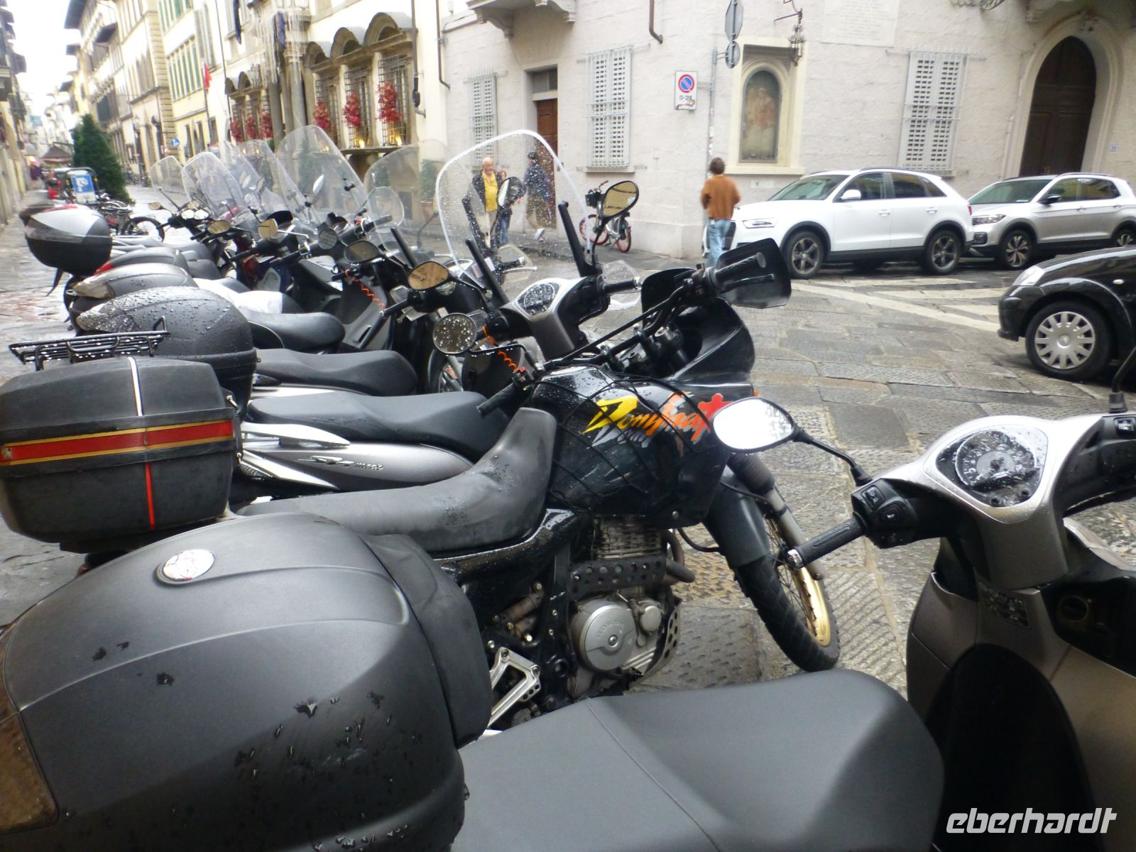 Trotz Fahrräder, die Vespa ist weiterhin ein beliebtes Transportmittel.