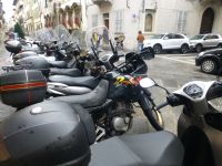 Trotz Fahrräder, die Vespa ist weiterhin ein beliebtes Transportmittel.