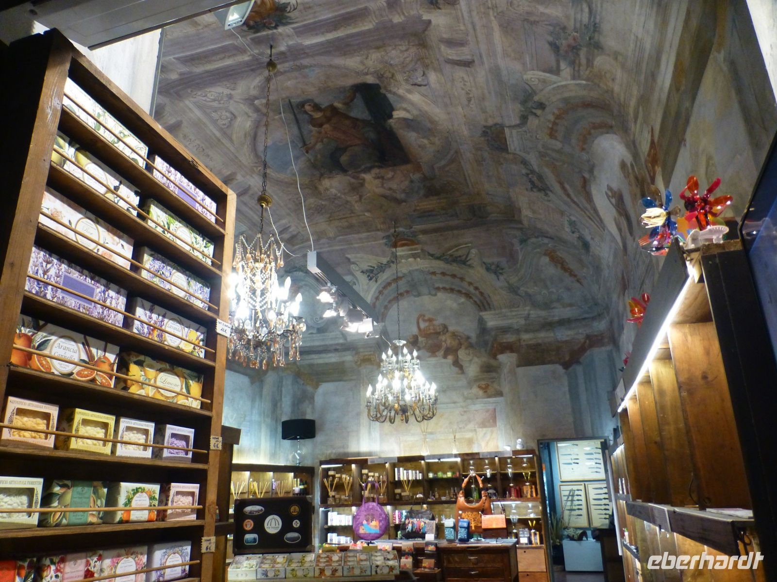 Es lohnt ein Blick in jeden Laden, wobei der Blick zur Decke genauso schön ist wie das Warenangebot.