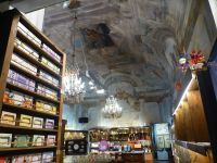 Es lohnt ein Blick in jeden Laden, wobei der Blick zur Decke genauso schön ist wie das Warenangebot.