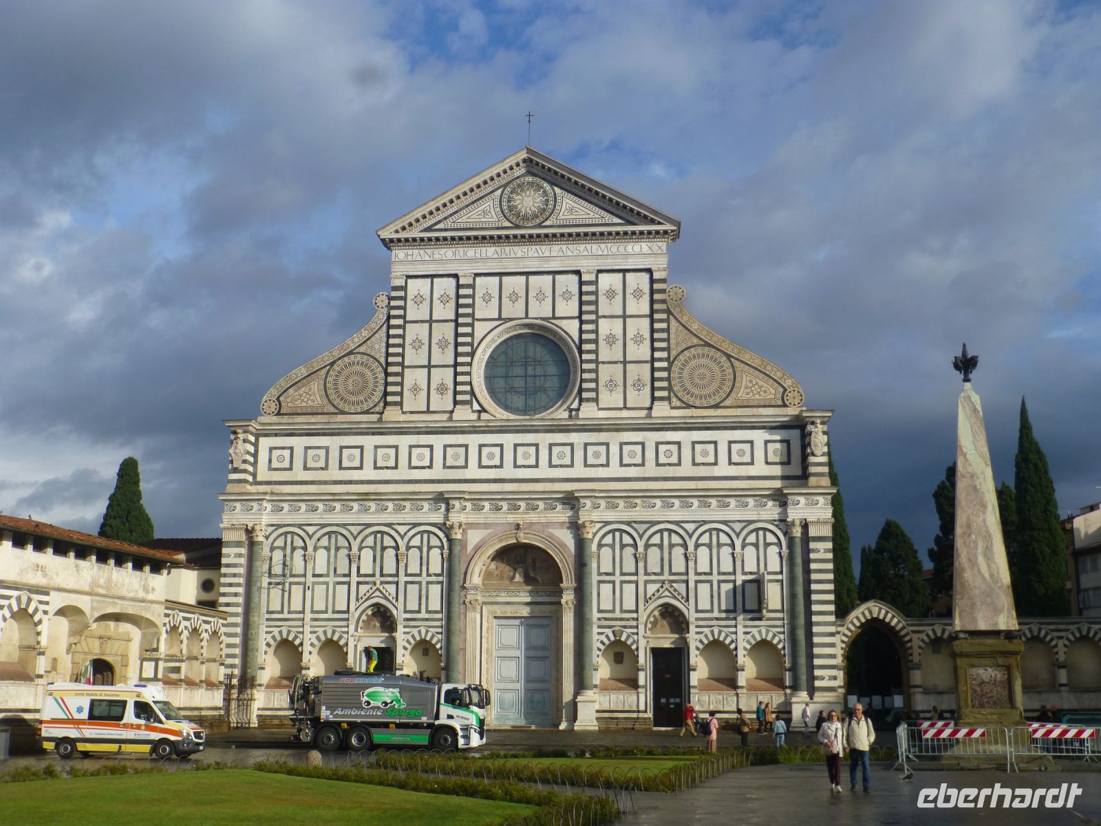 Santa Maria Novella, der erste gotische Bau der Stadt. Hier auf dem Platz, umgeben von schönen Häusern, kommt man gerne zusammen. 