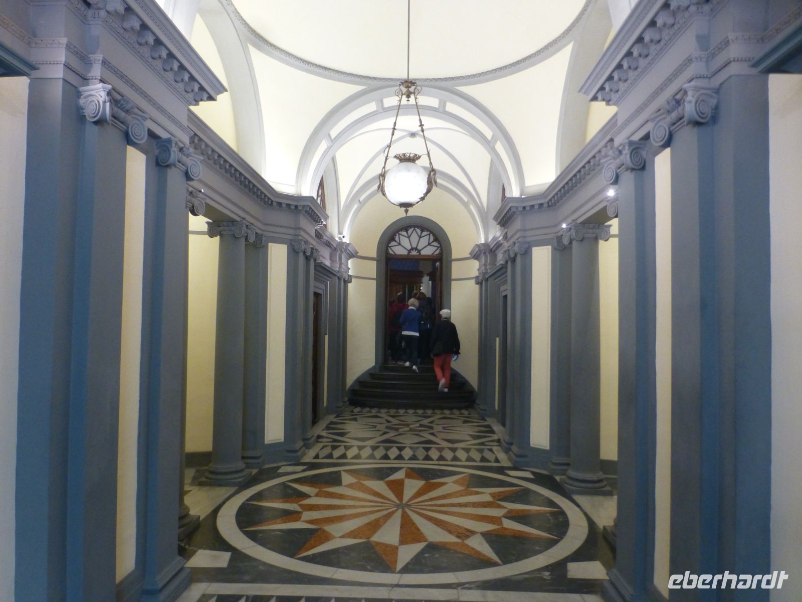 Allein der Eingang zur schönsten Apotheke ist schon beeindruckend.