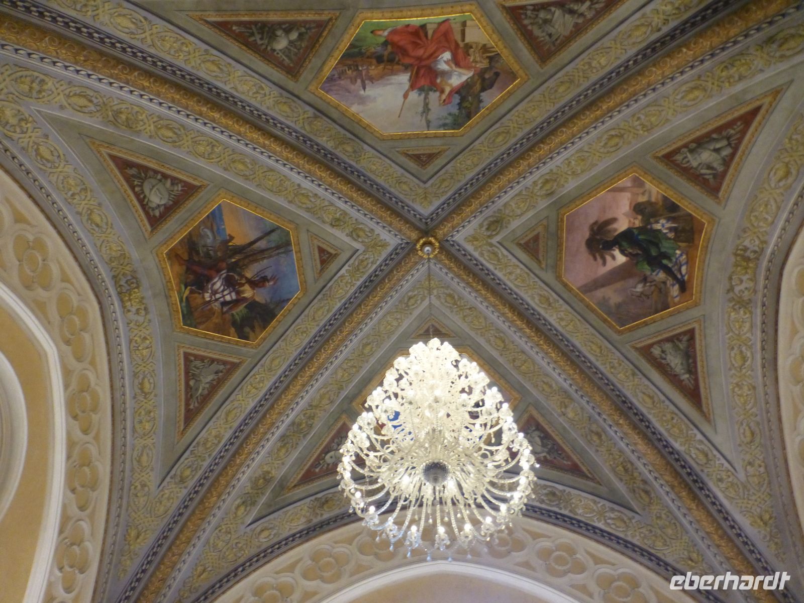 … überspannt von einer Decke mit den vier Erdteilen.
