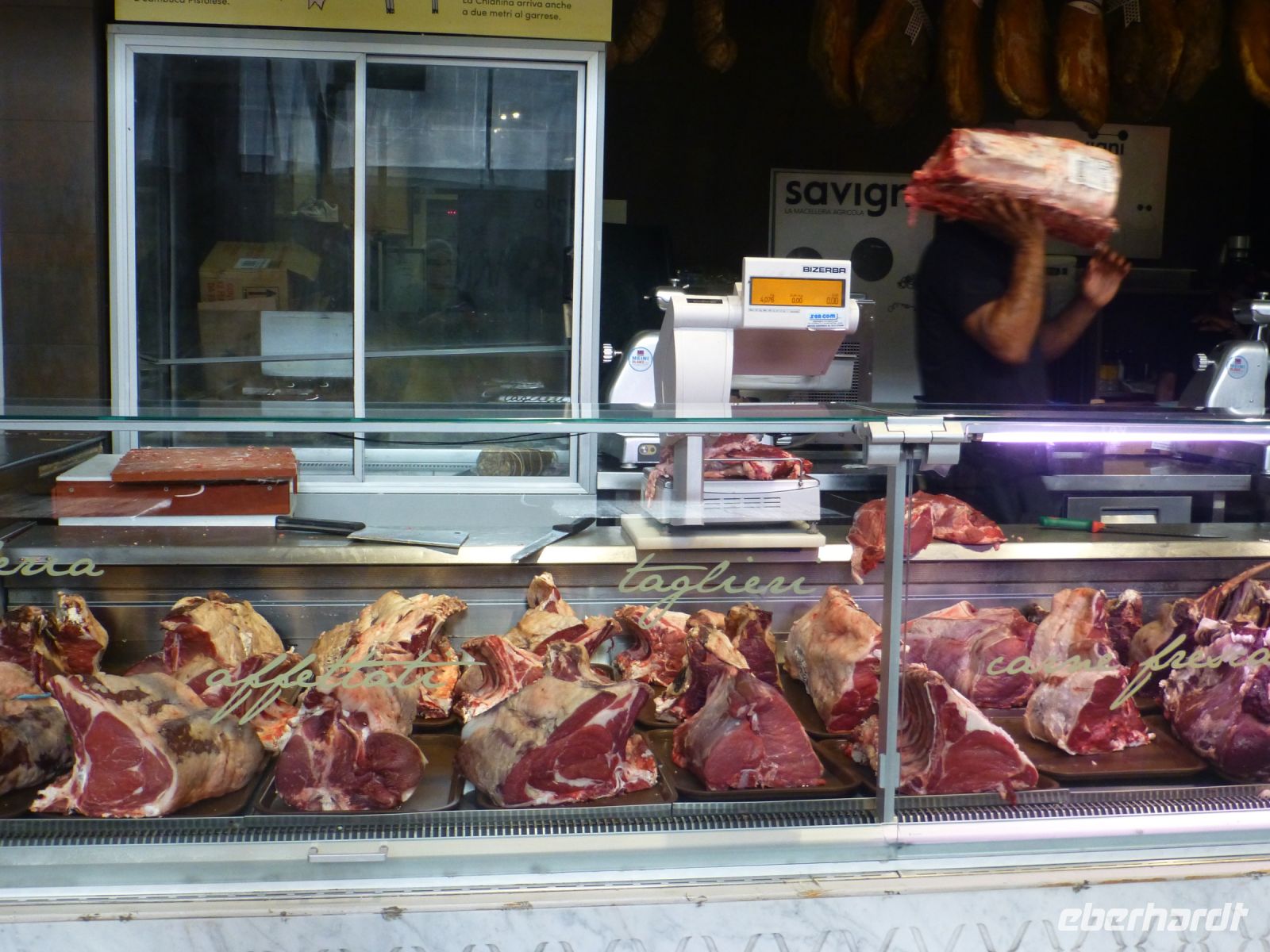 … und jede Menge „Bistecca“, Bistecca alla fiorentina ist ein gegrilltes Porterhouse- oder T-Bone-Steak und wird in jedem Lokal angeboten. 