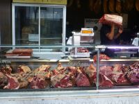 … und jede Menge „Bistecca“, Bistecca alla fiorentina ist ein gegrilltes Porterhouse- oder T-Bone-Steak und wird in jedem Lokal angeboten. 