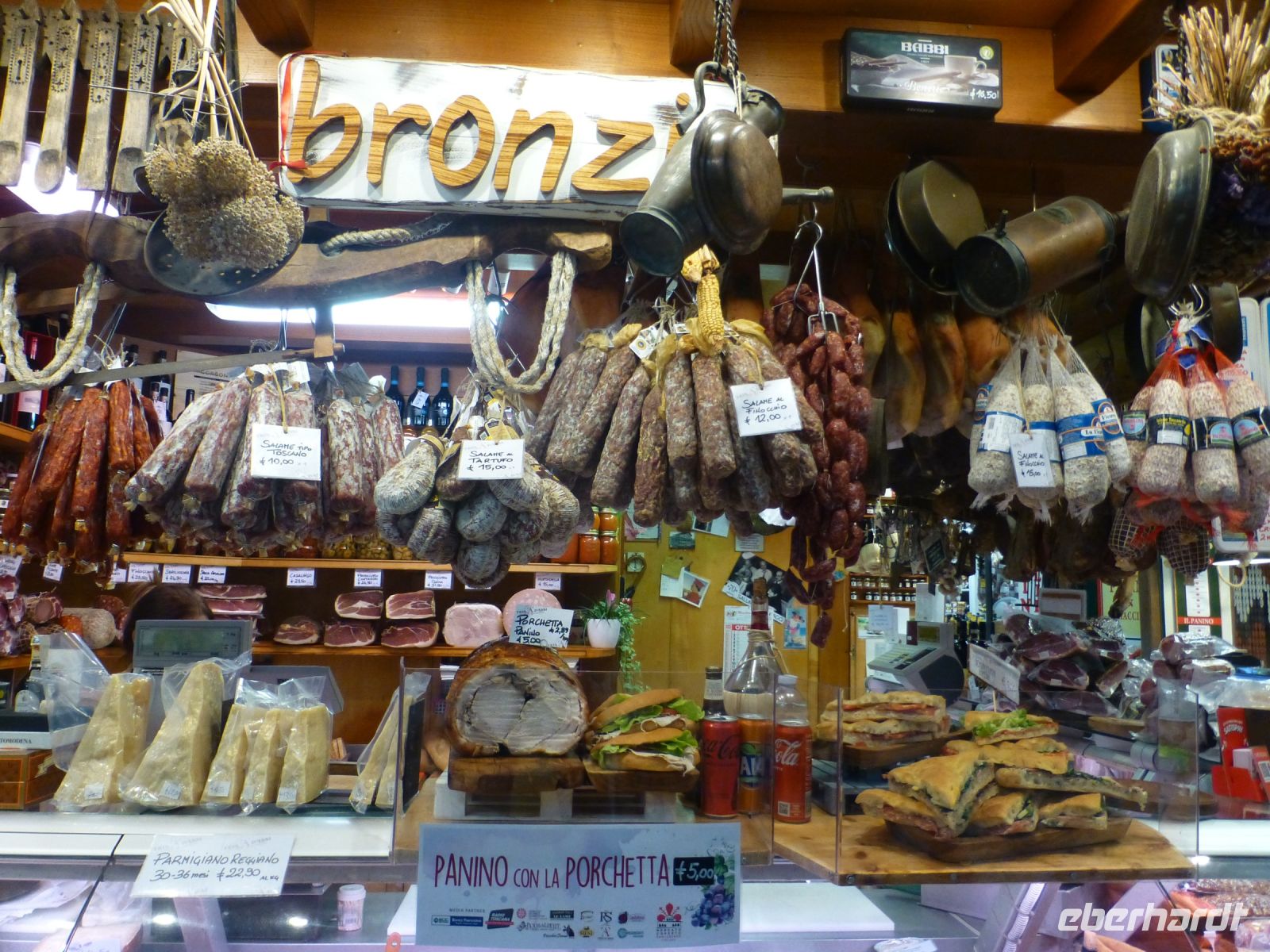 Hier hängt der Himmel voller Salami.