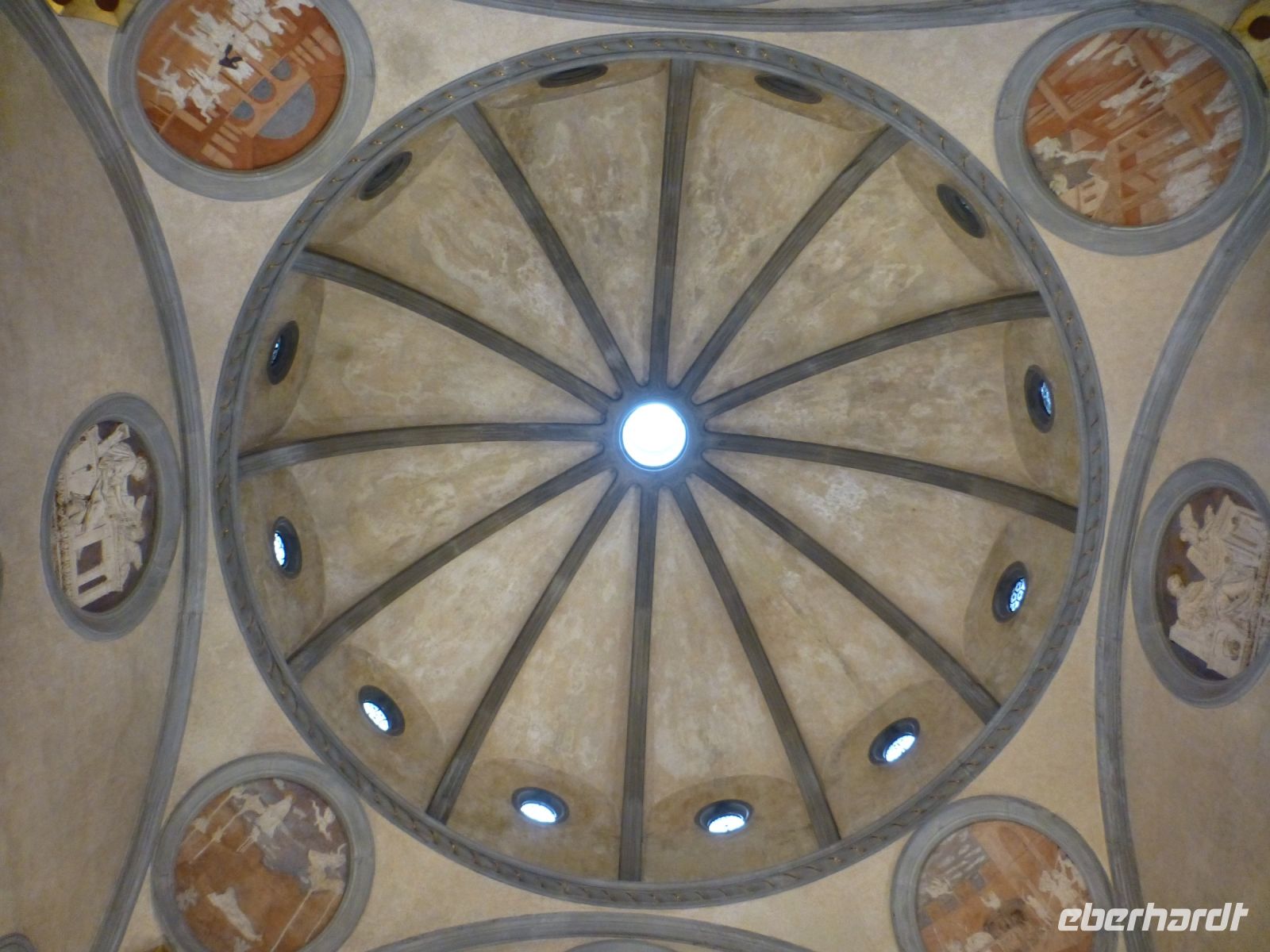 Die alte Sakristei gehört zu den schönsten Zentralbauten der Renaissance.