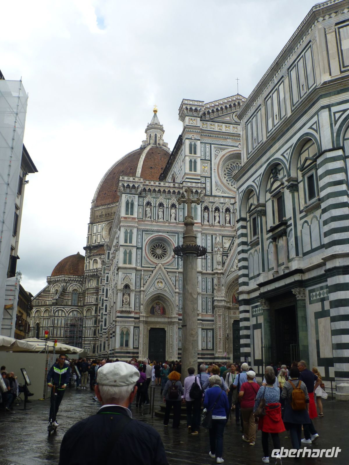 Vor uns der Dom, rechts das Baptisterium, in der bis vor einigen Jahren alle Florentiner getauft worden sind.