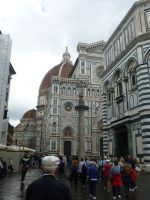 Vor uns der Dom, rechts das Baptisterium, in der bis vor einigen Jahren alle Florentiner getauft worden sind.