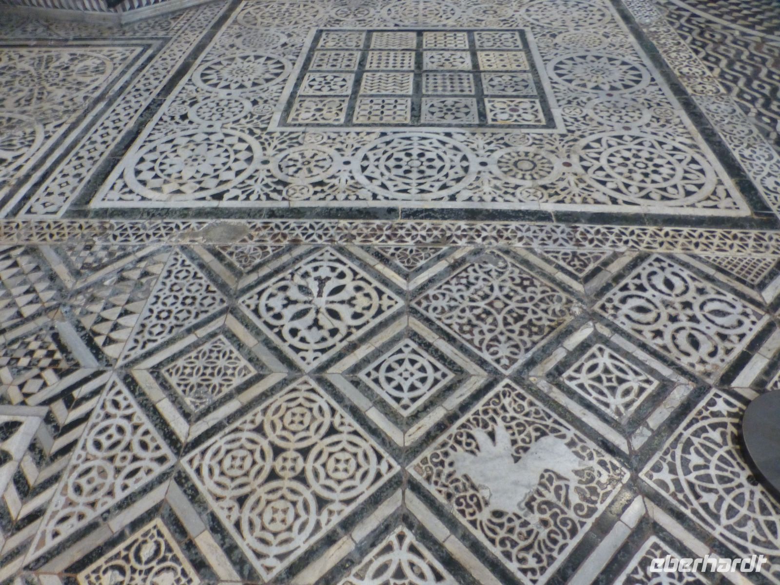 Der zweifarbige Fußboden aus romanischer Zeit wirkt wie aus Spitze.