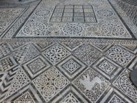 Der zweifarbige Fußboden aus romanischer Zeit wirkt wie aus Spitze.