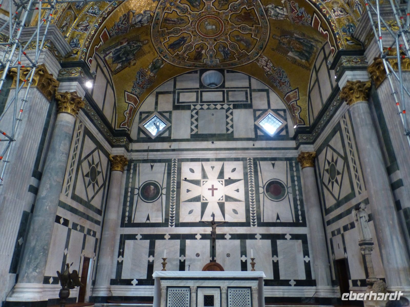 Die Apsis mit Marmorverkleidung und Mosaiken – kostbar von oben bis unten. 