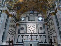 Die Apsis mit Marmorverkleidung und Mosaiken – kostbar von oben bis unten. 