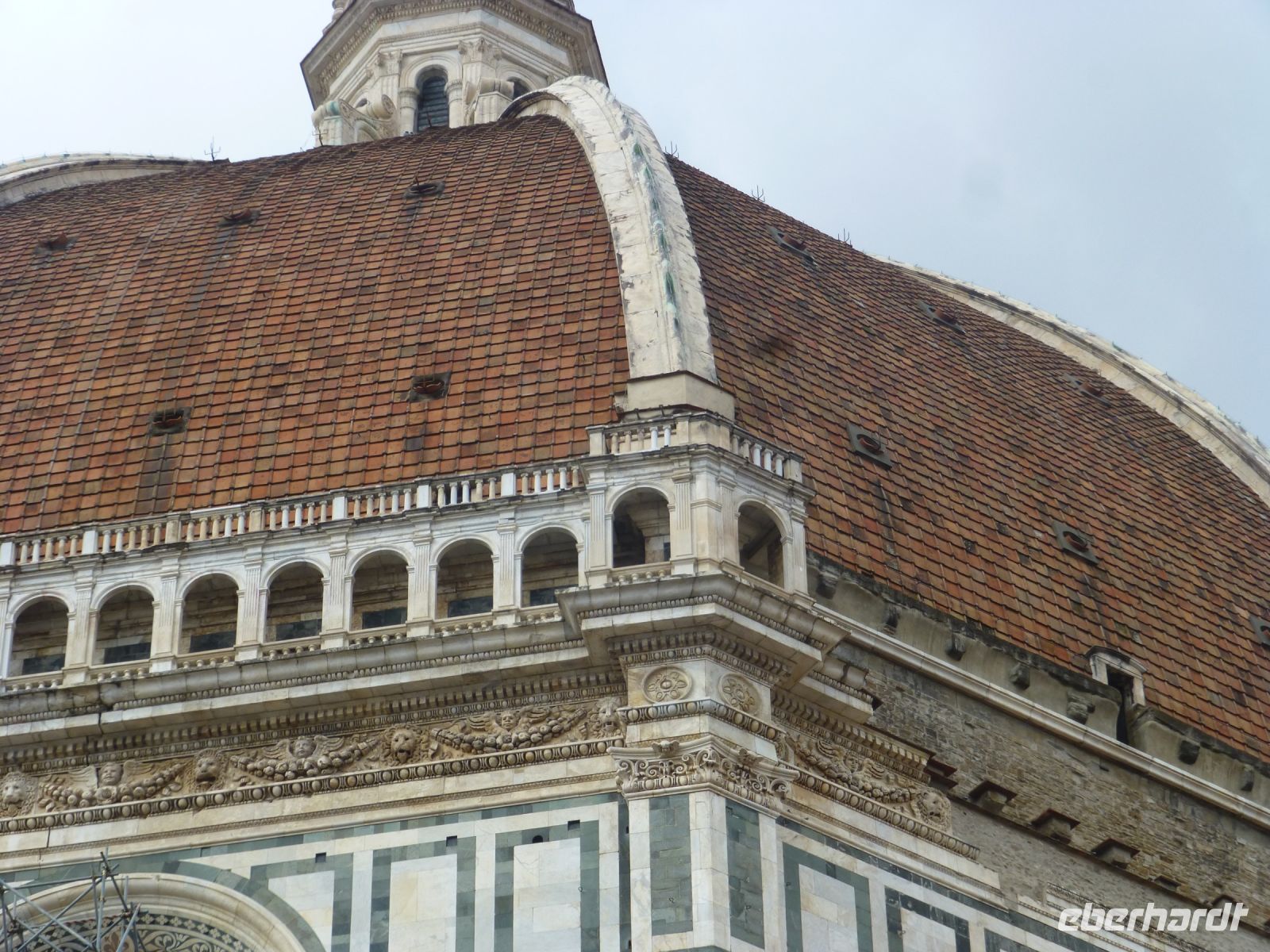 Nur eine Seite ist mit der Außengalerie geschmückt. Ein Baumeister fand das Ganze unpassend und so beließ man es bis heute. 