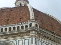 Nur eine Seite ist mit der Außengalerie geschmückt. Ein Baumeister fand das Ganze unpassend und so beließ man es bis heute. 