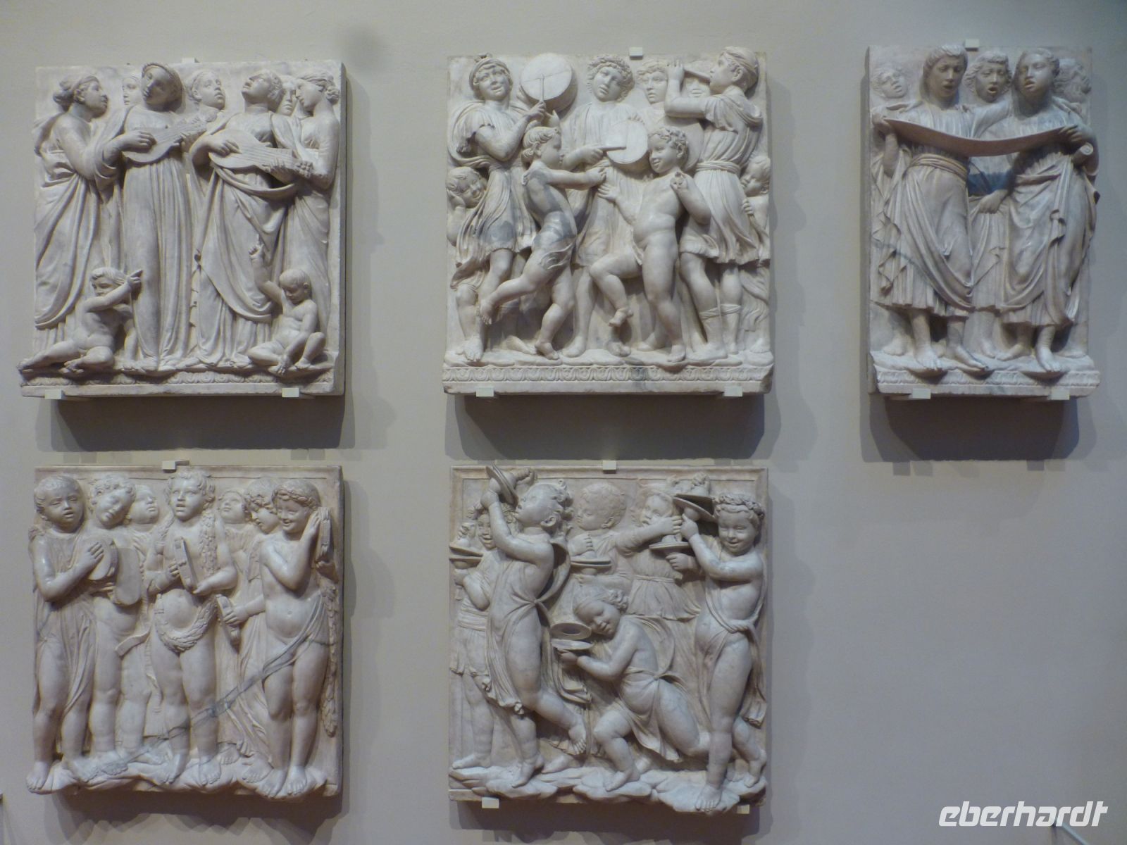 Diese Reliefs der kleinen Sänger gehören zur Sängerkanzel von Luca della Robbia.