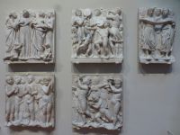 Diese Reliefs der kleinen Sänger gehören zur Sängerkanzel von Luca della Robbia.