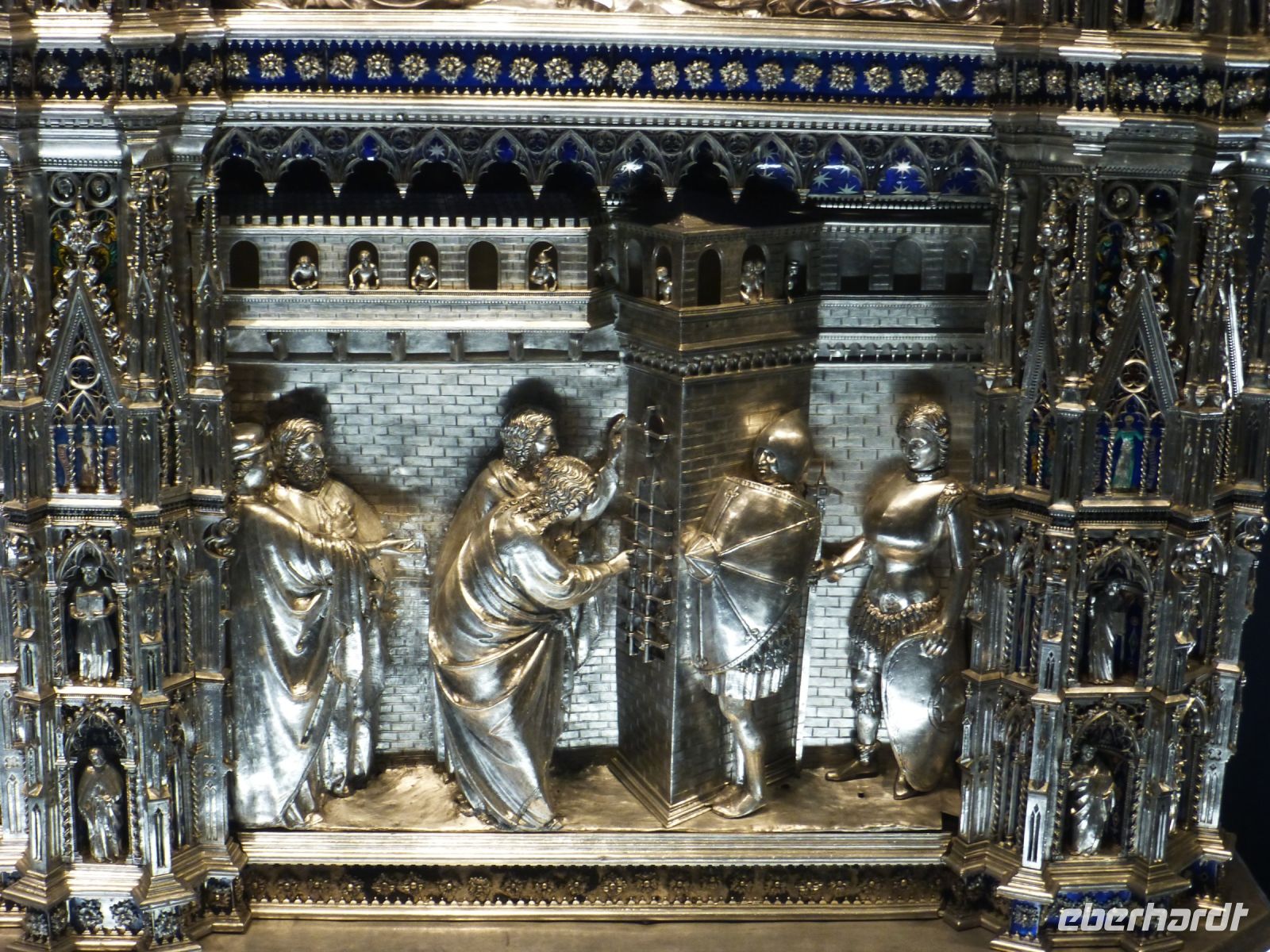  Der Rahmen mit seinen Fialen ist gotisch, die Figurenszenen stammen aus der Renaissance.
