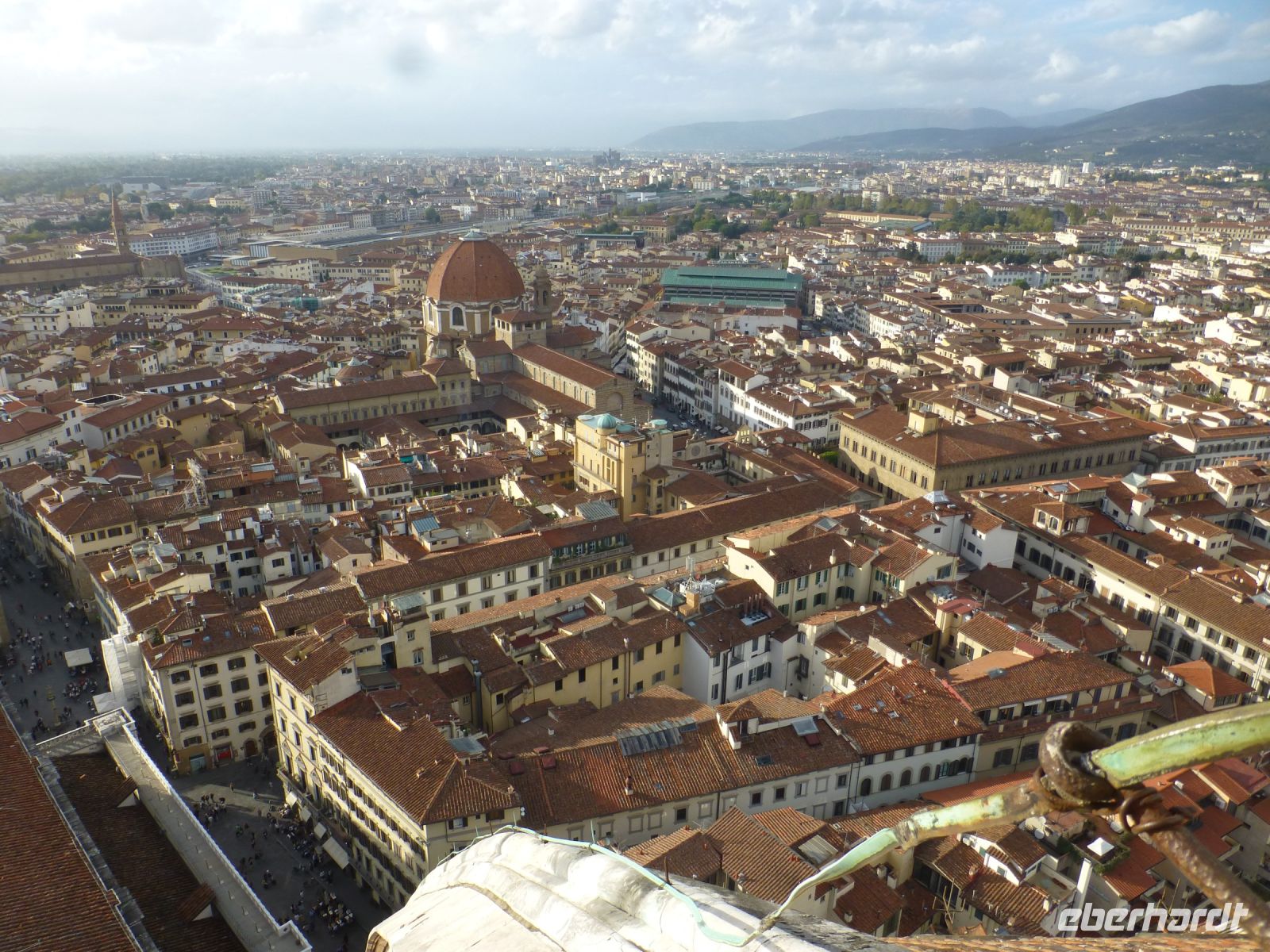 Bildunterschriften Geschafft – Blick auf die Markthalle mit ihrem grünen Dach und San Lorenzo. Dort waren wir heute Morgen.