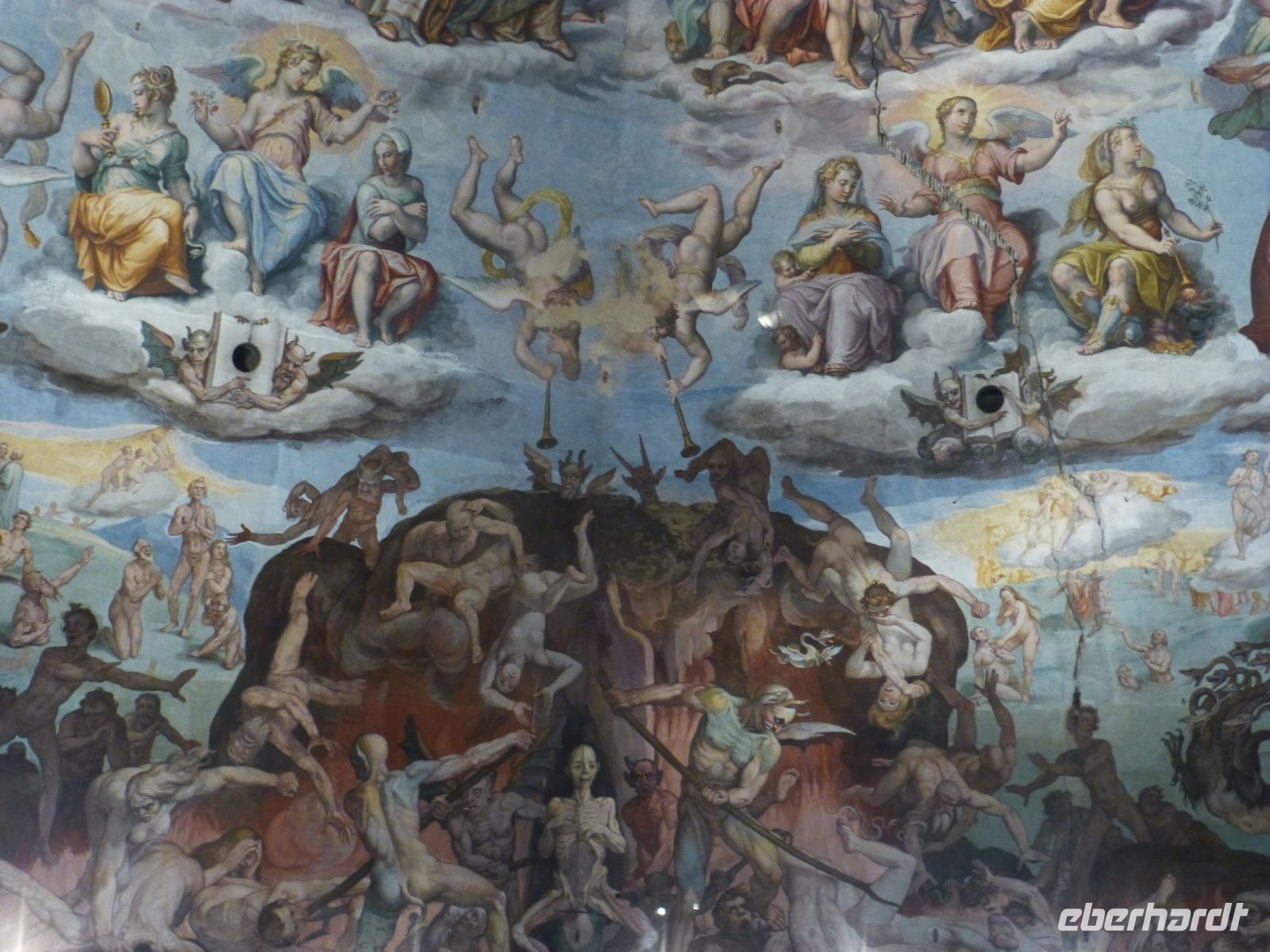 Auf dem Rückweg ist man dem Deckengemälde noch näher und steht mit einem Bein selbst schon in der Hölle.
